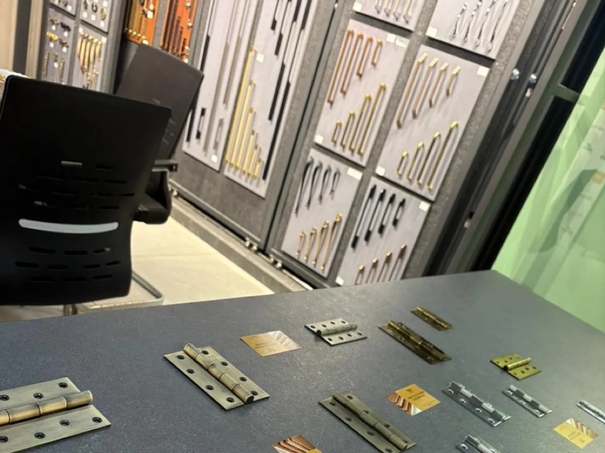 Hardware display counter with cabinet hinges and fitting samples in a showroom