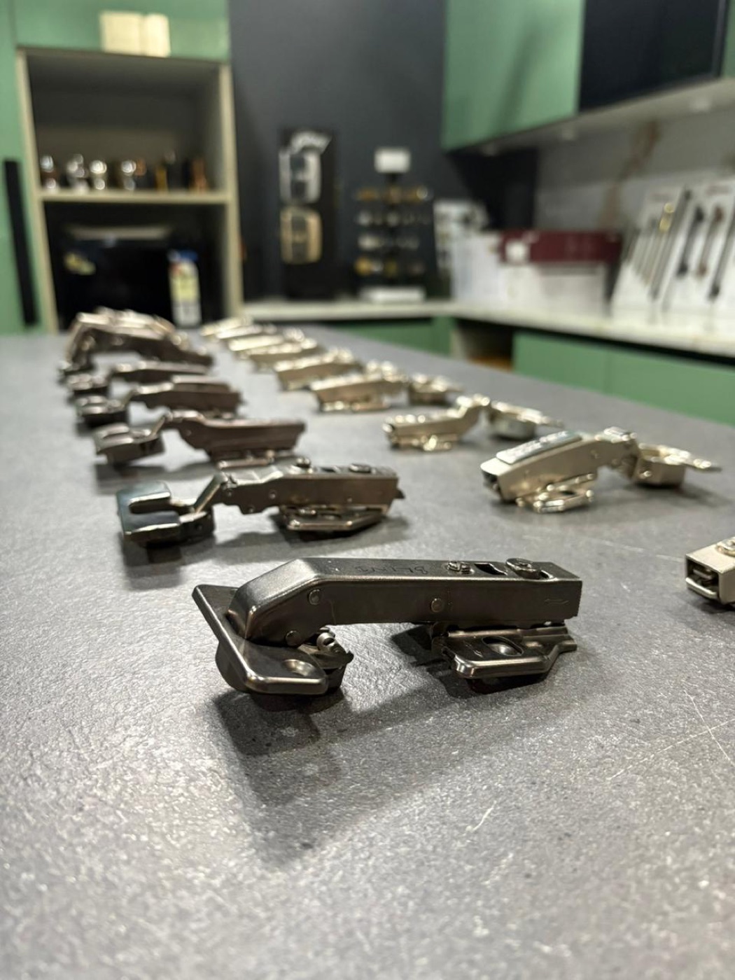 Concealed hinge range